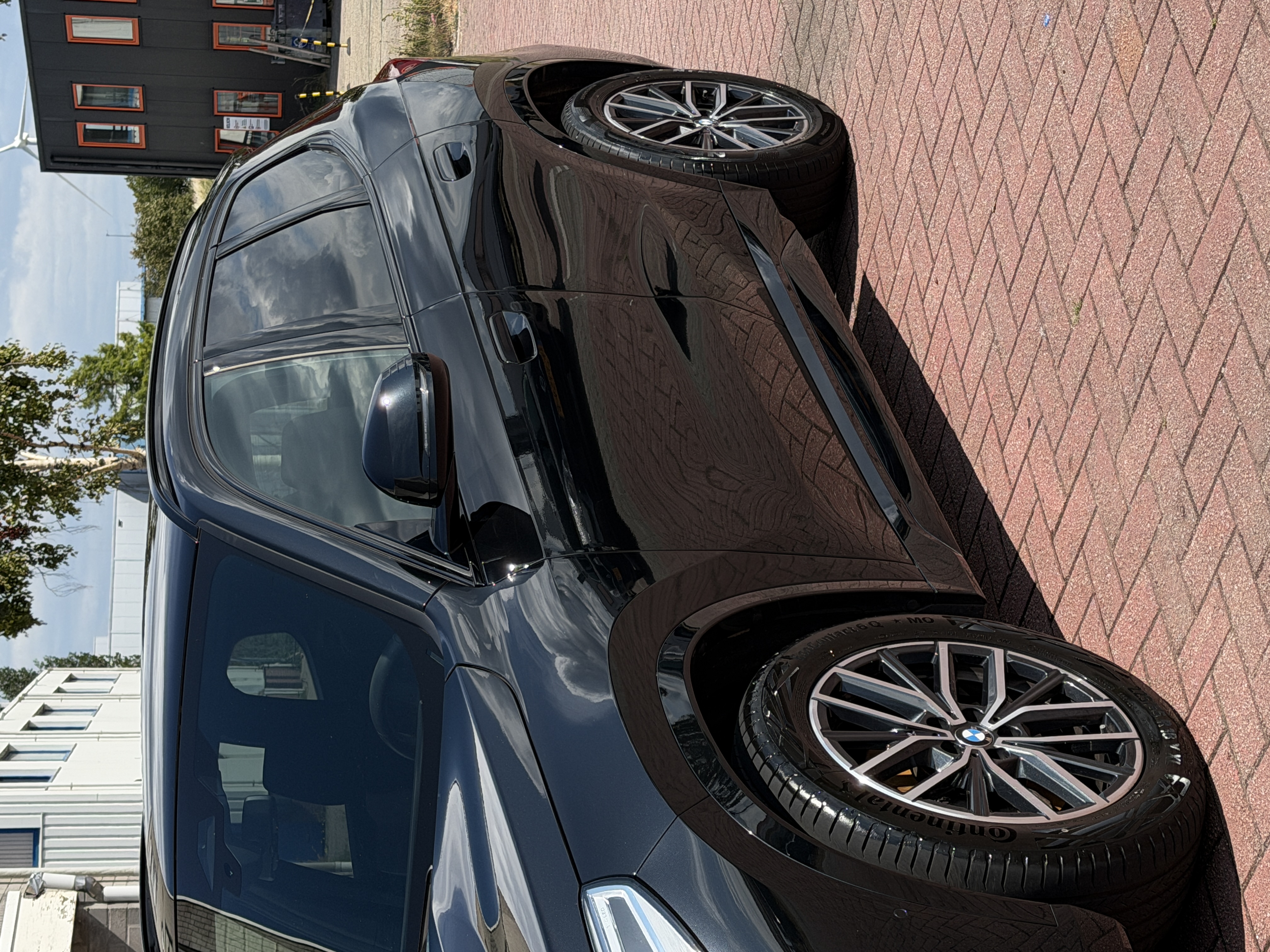 Glanzende BMW na een detailing behandeling