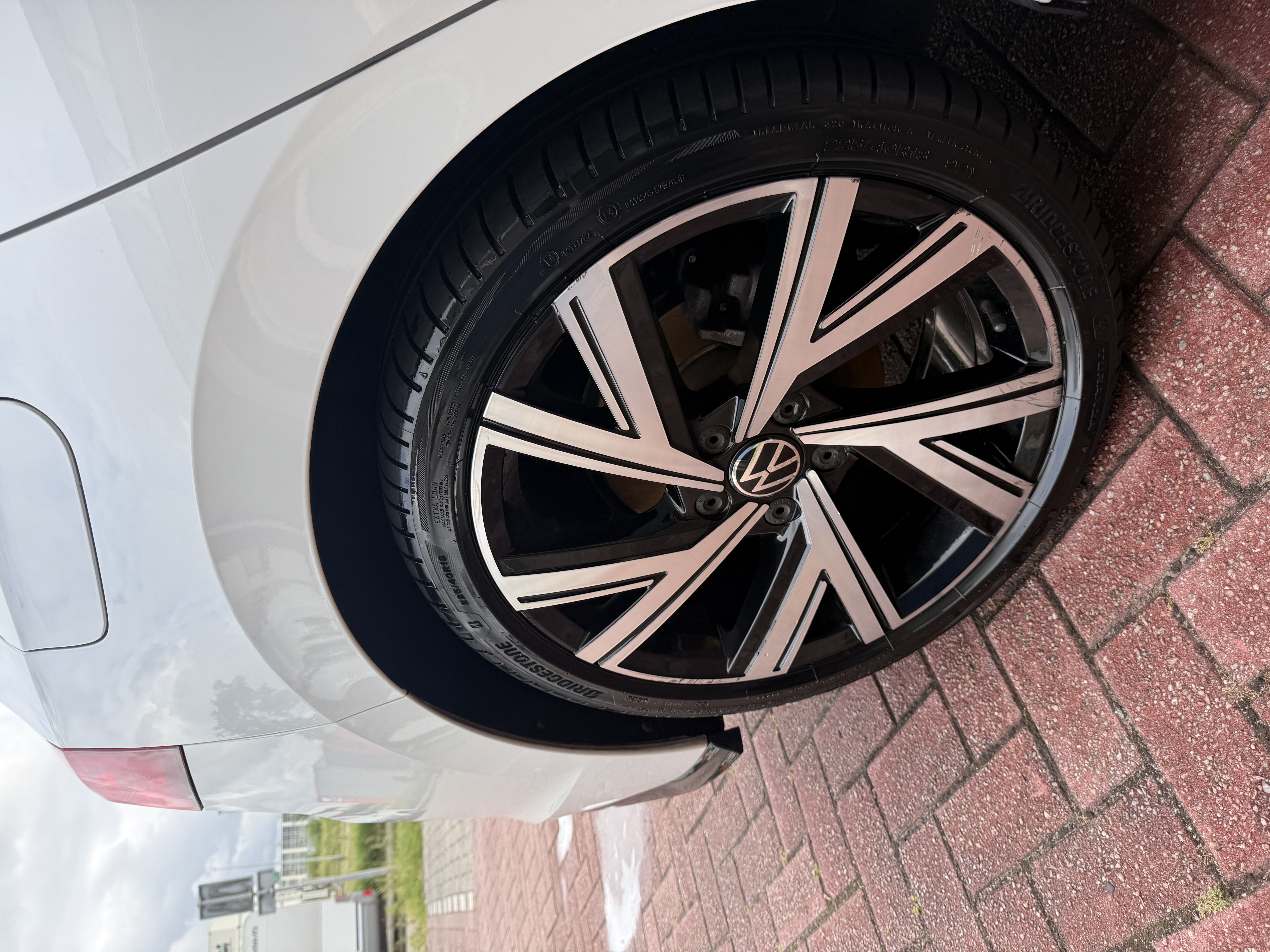Glanzende velg na detailing